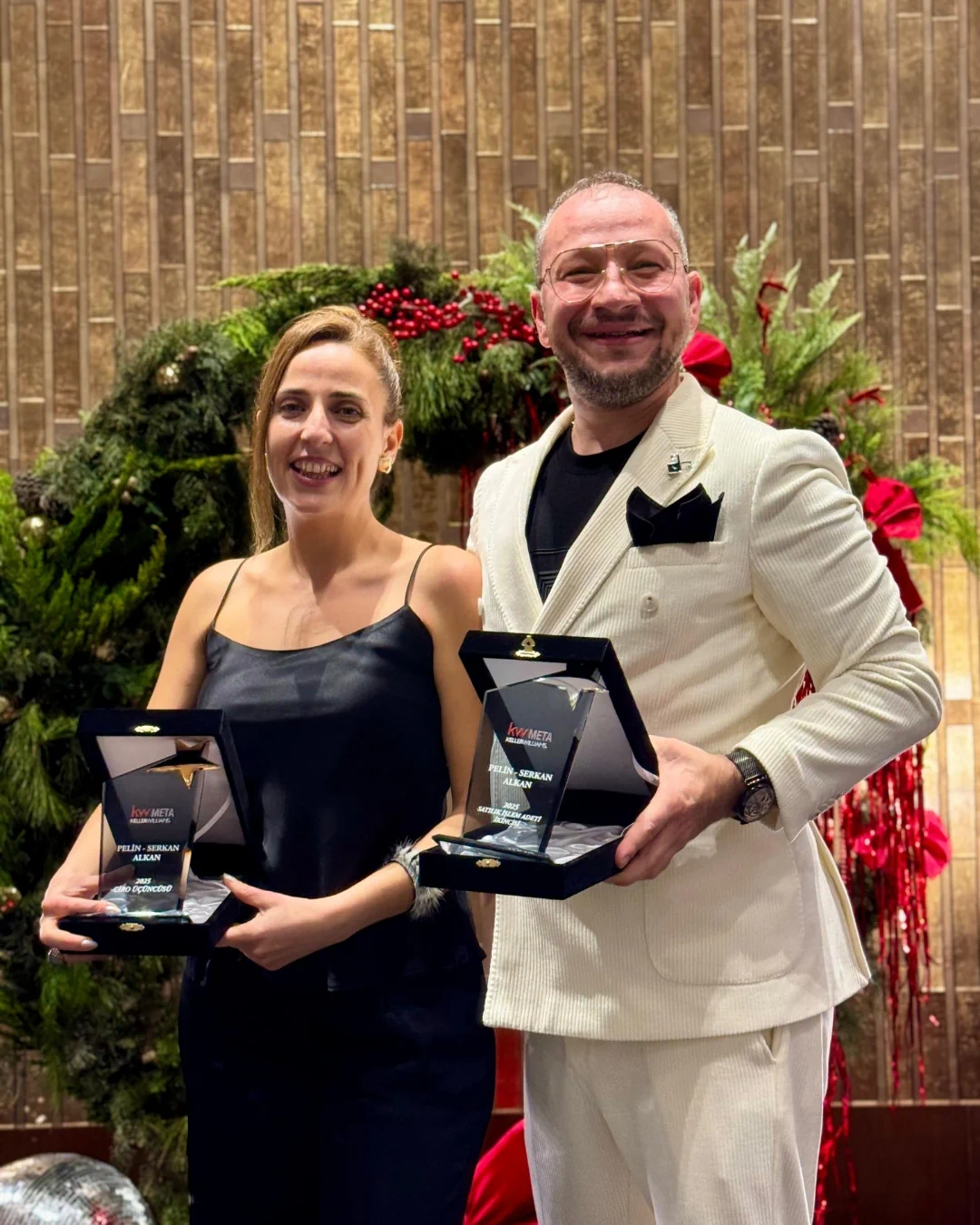 Pelin ve Serkan Alkan, 2025 ciro üçüncülüğü ve satılık işlem adedi ikinciliği plaketleriyle